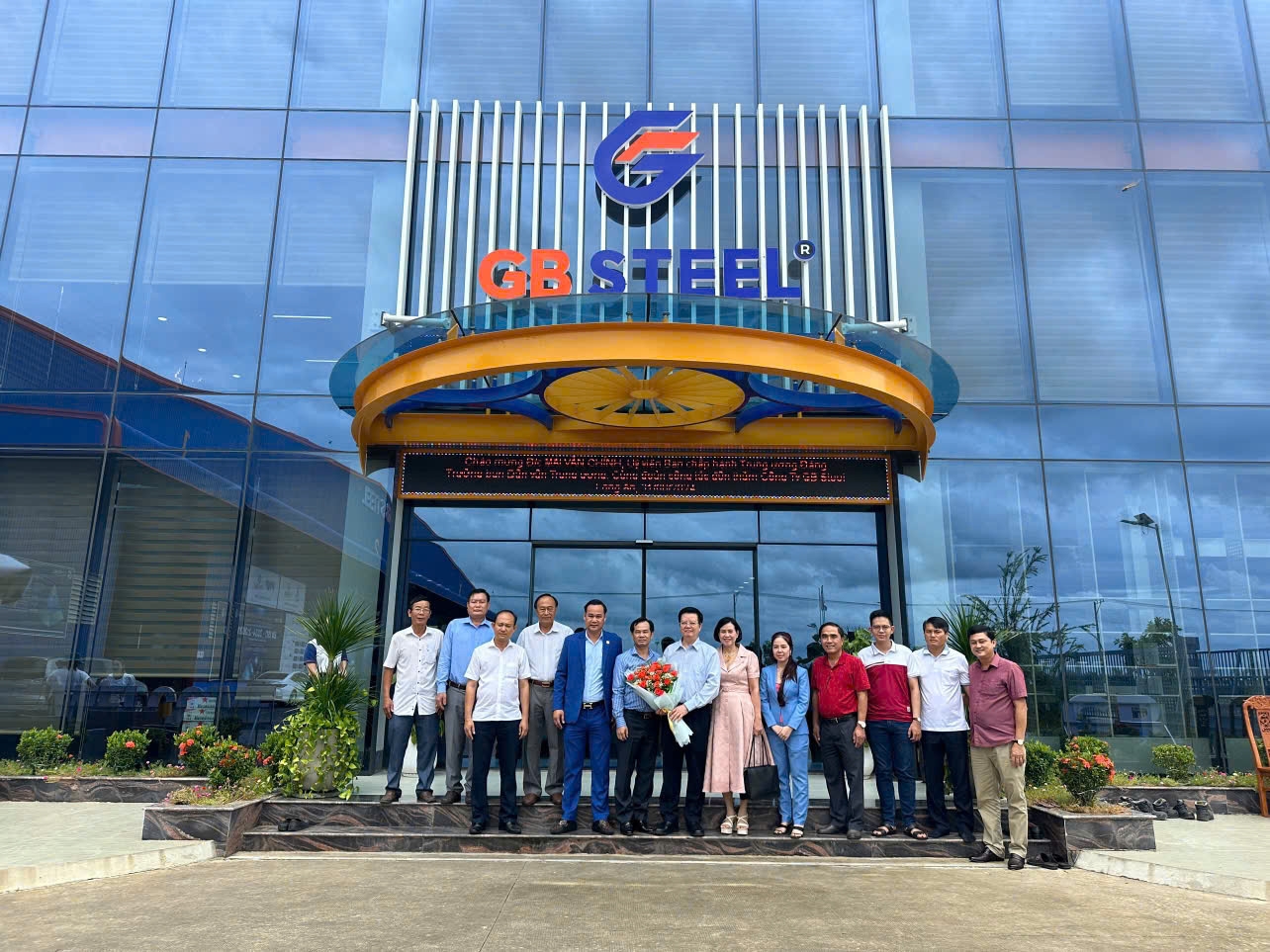 Mai Van Chinh - Member of the Party Central Committee visited GB STEEL ...