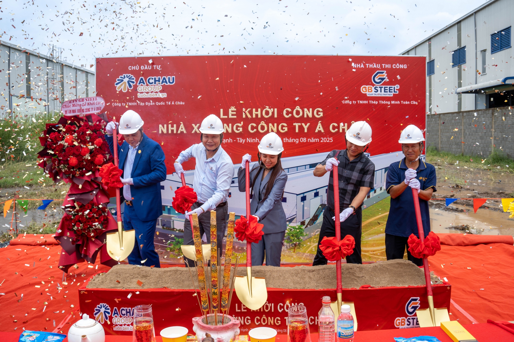 Nghi thức động thổ tại buổi lễ khởi công.