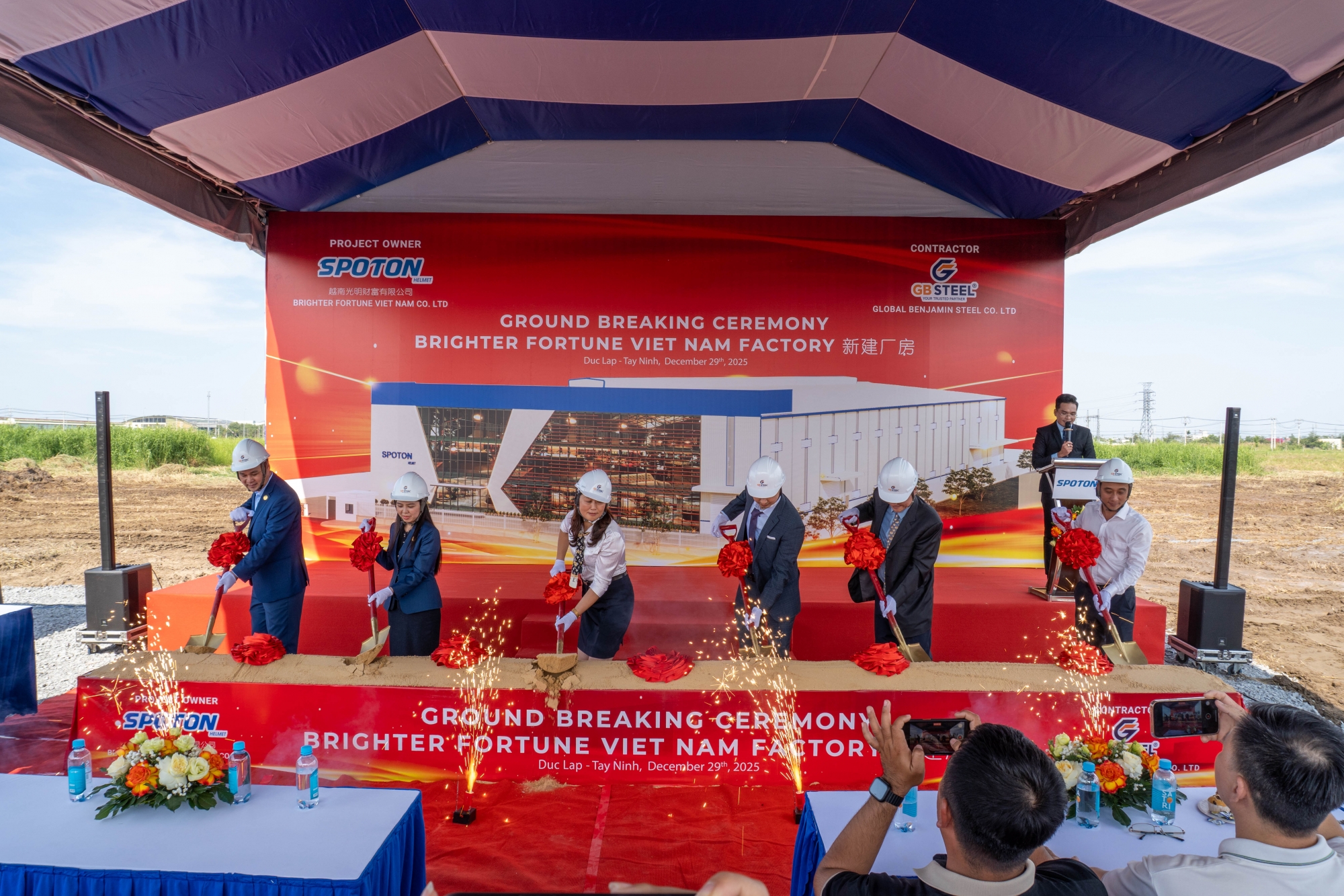 Nghi thức xúc cát khởi công tại sự kiện của đại diện 2 công ty