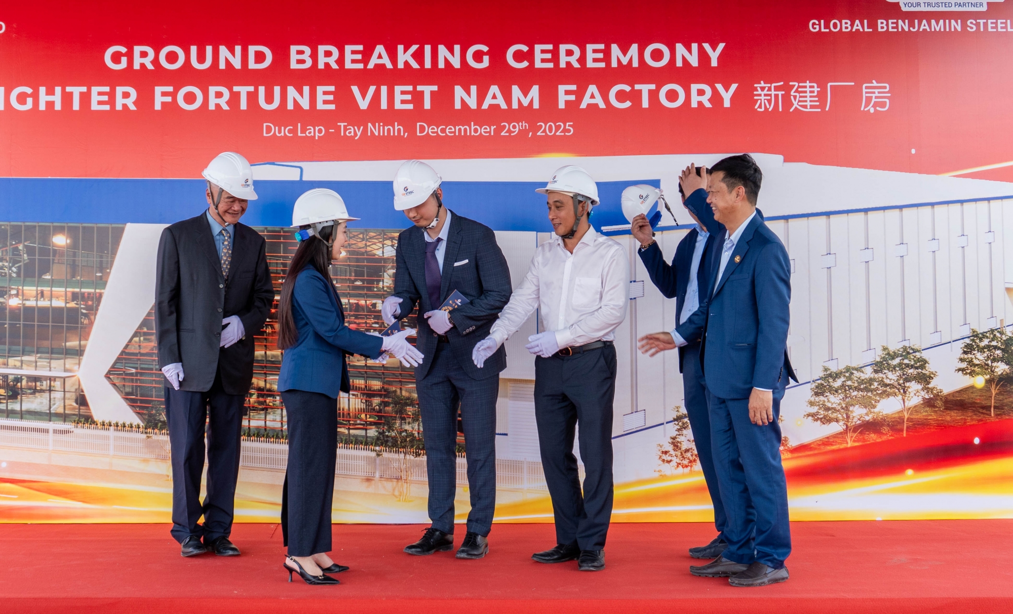 Ảnh chụp tập thể đại diện Chủ đầu tư và Nhà thầu thi công có mặt tại dự án