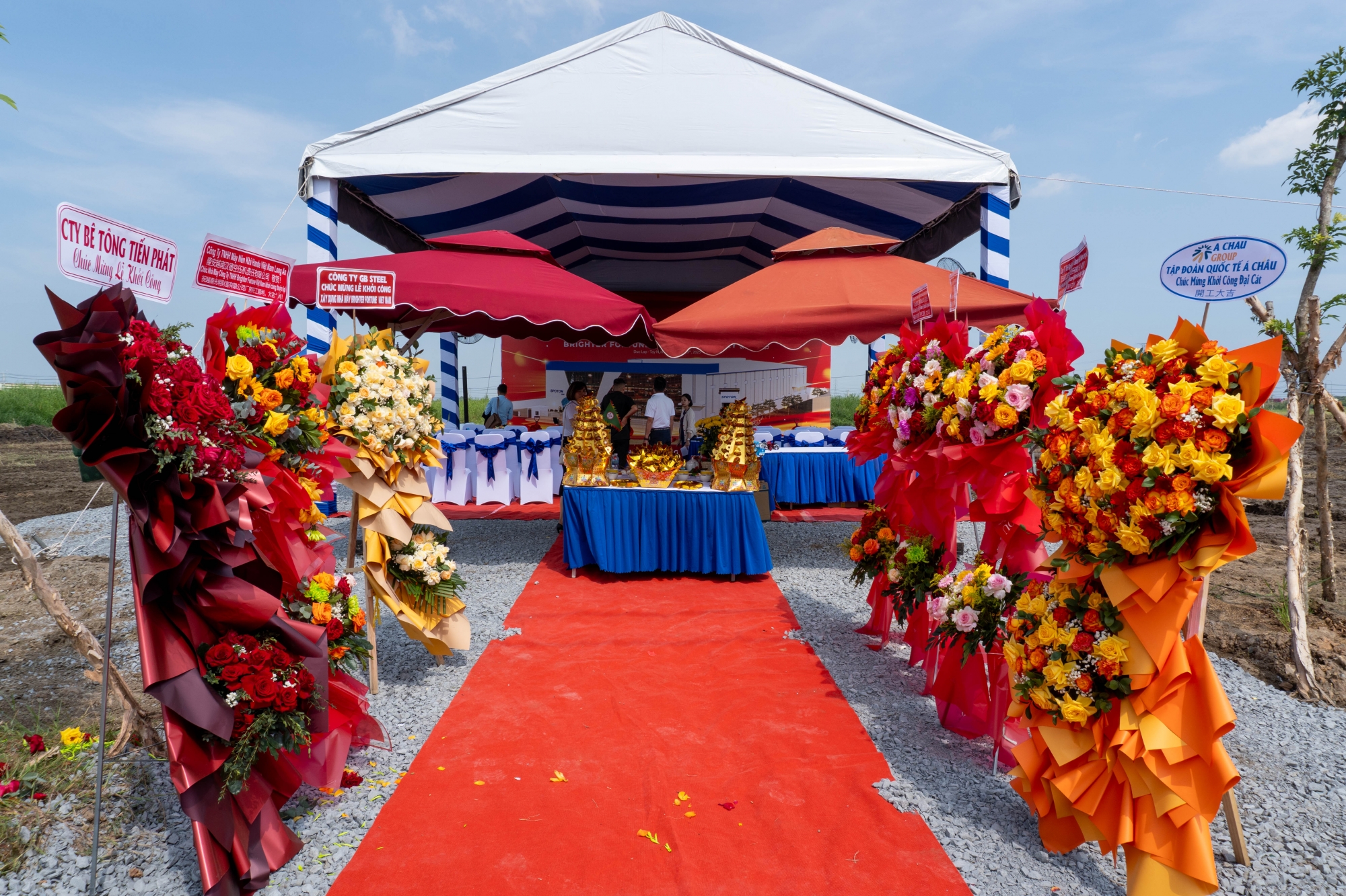 Lãng hoa tươi thắm của những đối tác gửi chúc mừng công ty tại buổi lễ khởi công